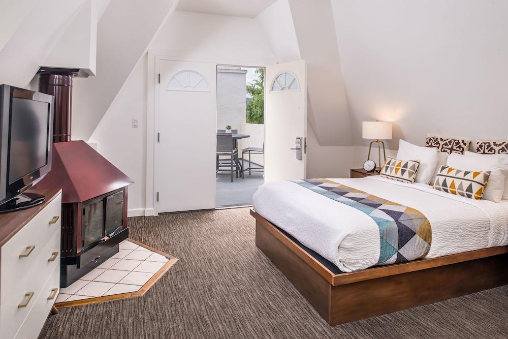 Village, Queen Bed