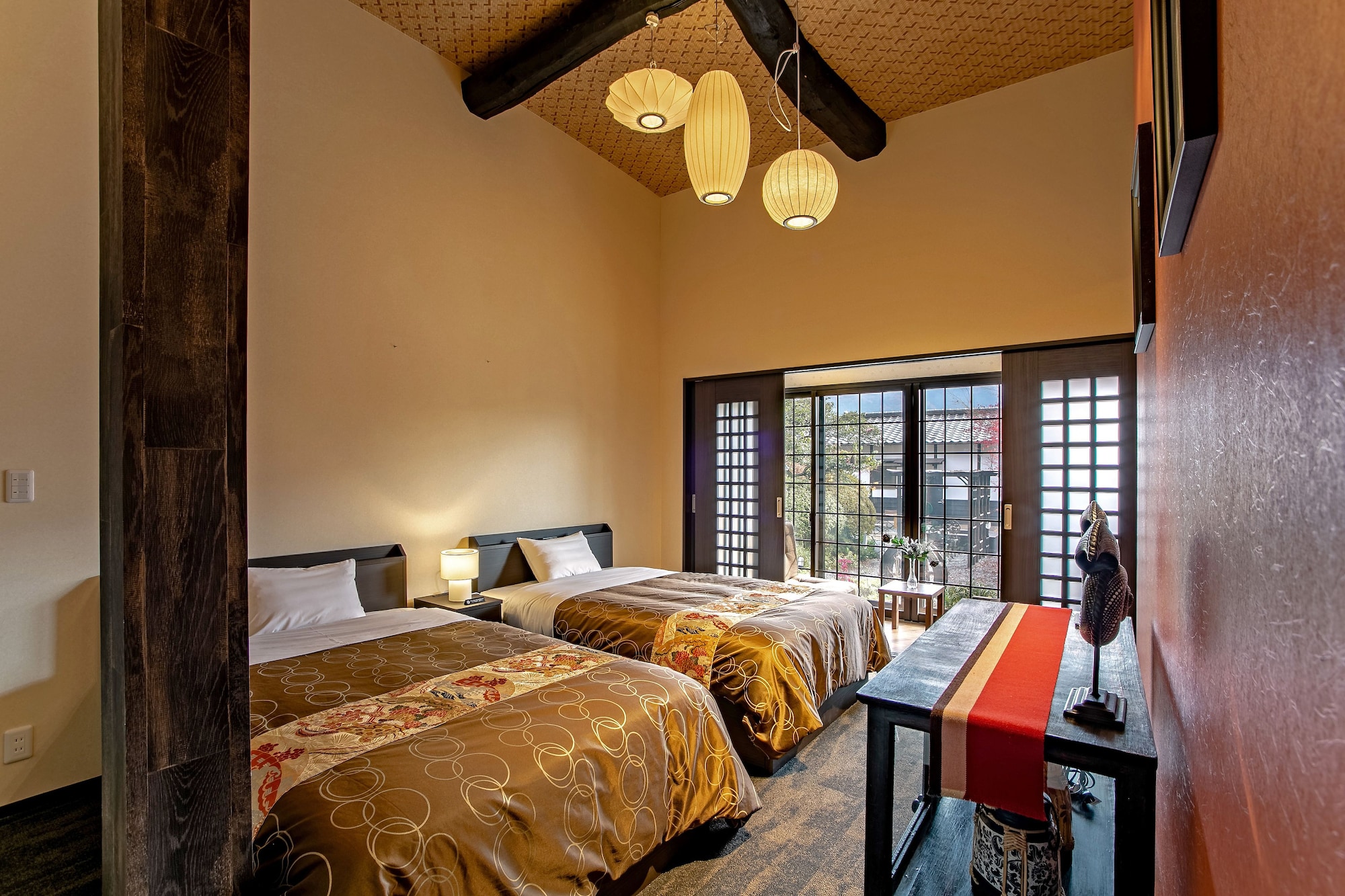 DELUXE, TWIN BEDS
