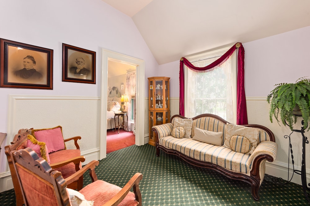 The Gables Wine Country Inn 24/50