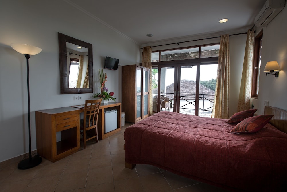 SUPERIOR, DOUBLE BED, PARTIAL OCEAN VIEW