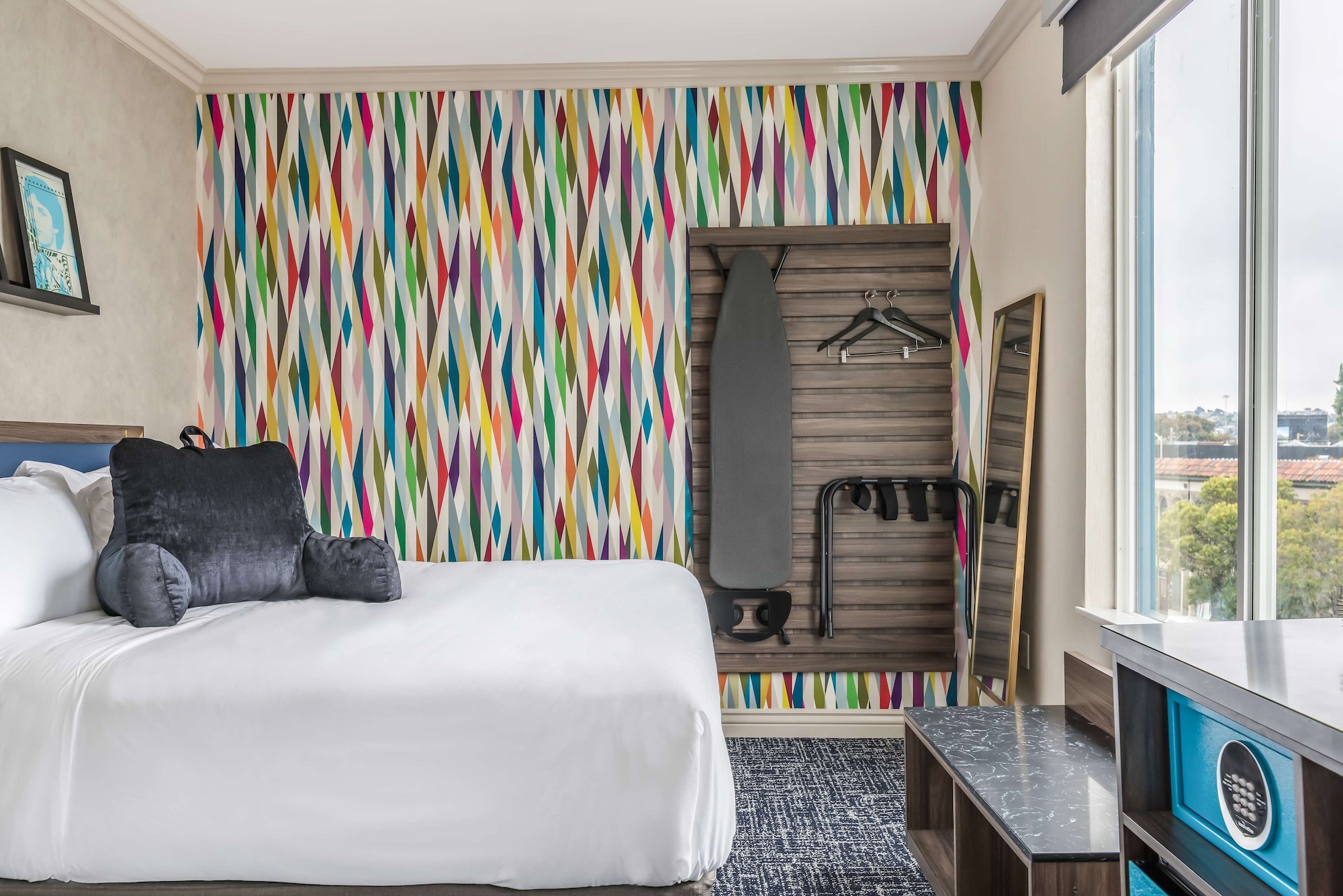 ROOM, KING BED