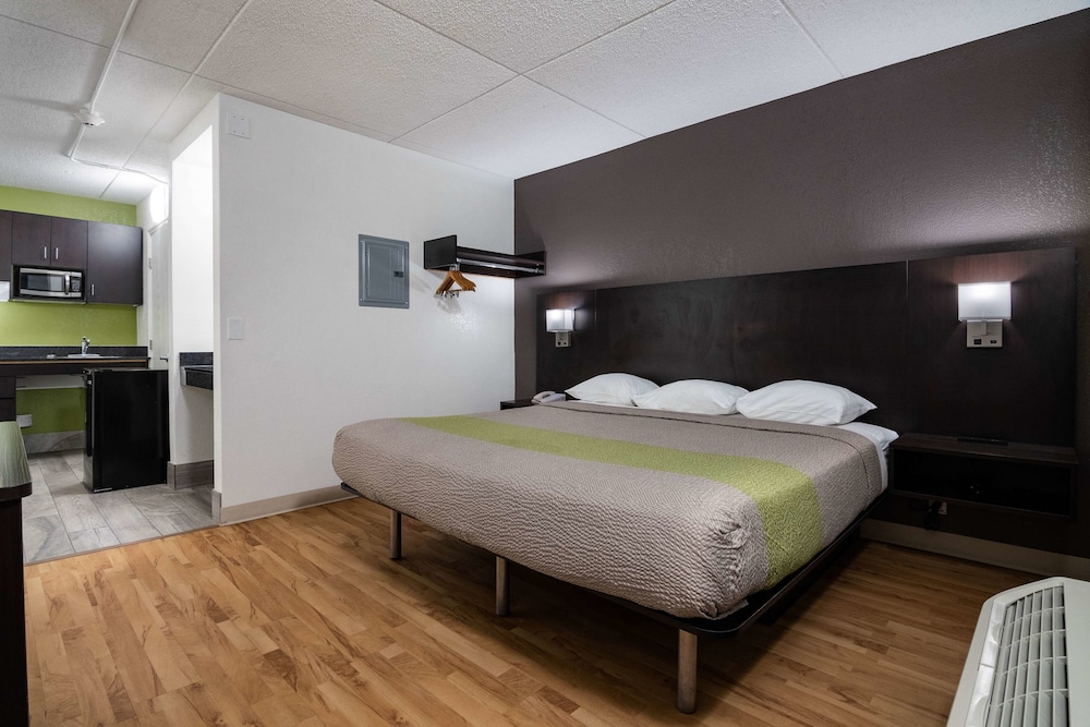 Motel6 Columbus, GA - Downtown 20/52