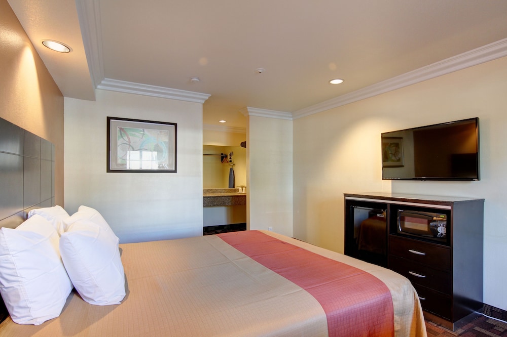 Ontario Inn & Suites 12/50