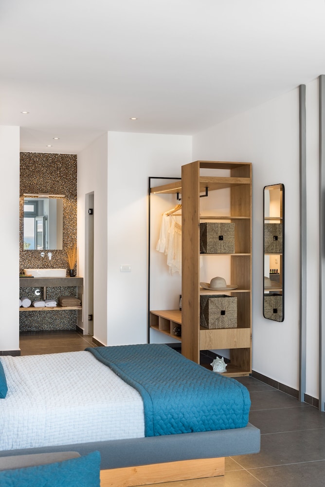 Volcanic Arc Santorini Suites 35/59