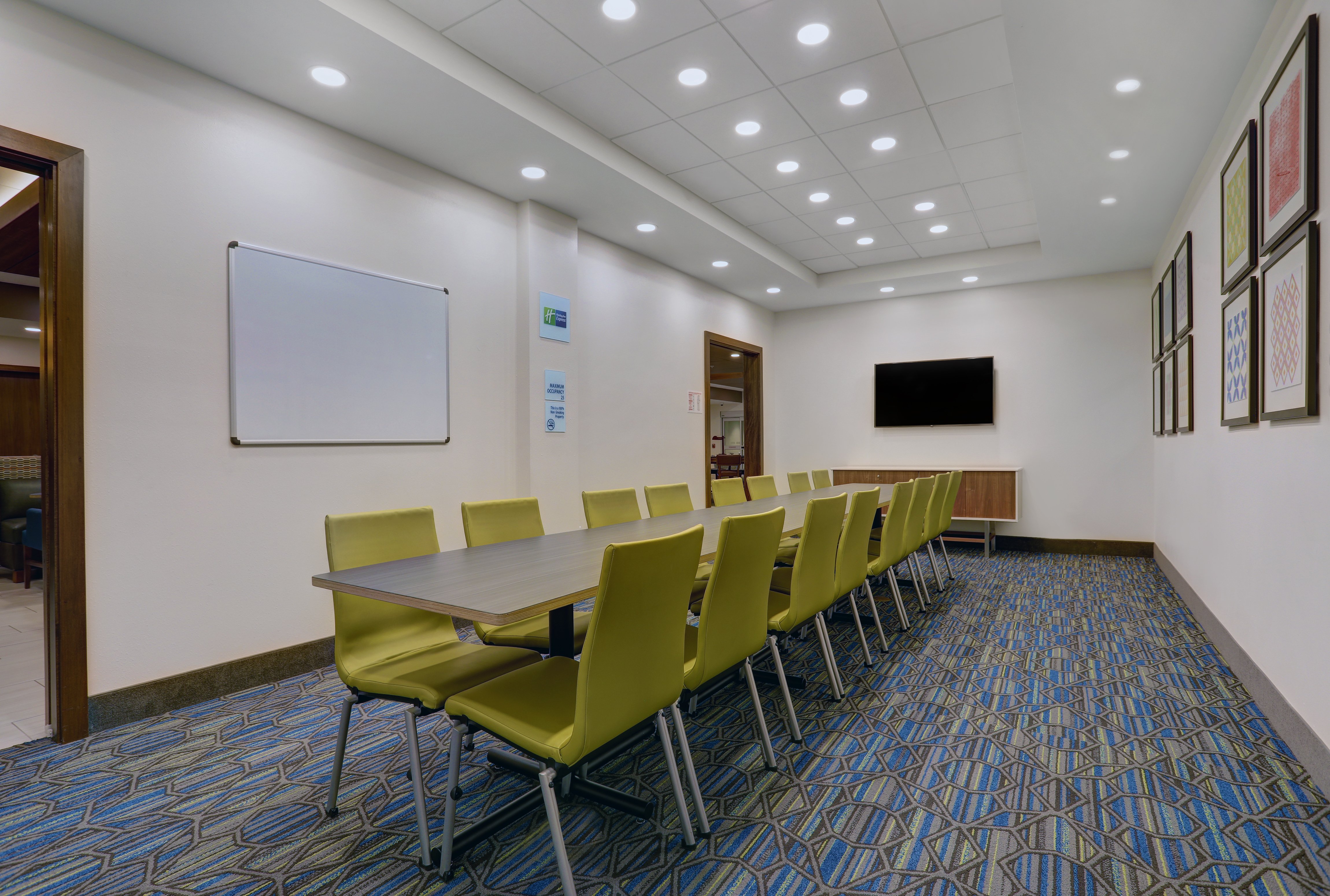 HOLIDAY INN EXPRESS & SUITES LENEXA - OVERLAND PARK AREA 47/54