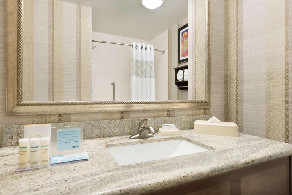 جناح بسرير كينج بغرفة نوم واحدة مع أريكة، Hampton Inn West Monroe 4/8