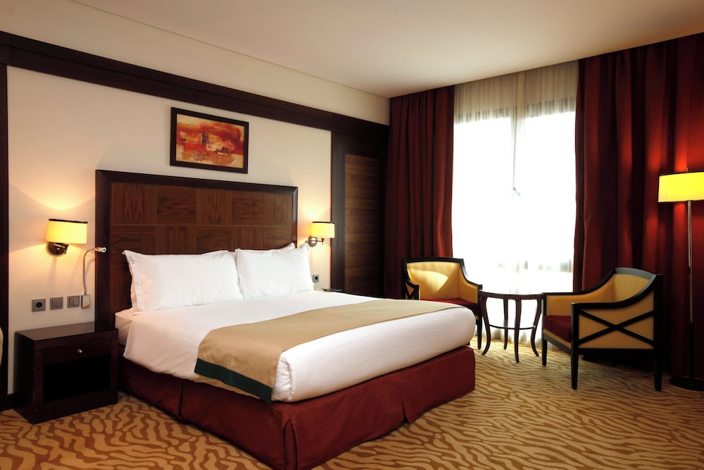 جناح بسرير كينج بإطلالة على المسبح بغرفة نوم واحدة للمدخنين، هوليداي إن - العليا(Holiday Inn Olaya) 10/10