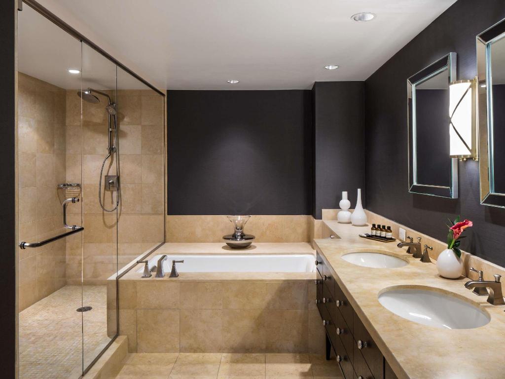 Gold, Suite, King Bed, Dining Area, Lounge Access