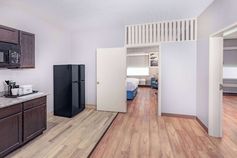 Days Inn & Suites by Wyndham San Antonio near Frost Bank Ctr 5/42