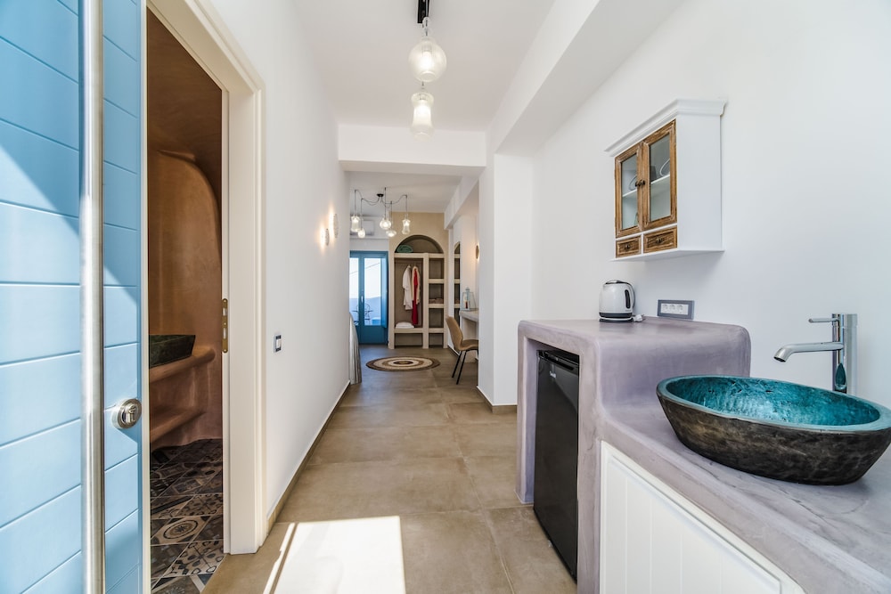 جناح شهر العسل بسرير كوين بإطلالة على البحر بجاكوزي، Aegean Blue Suites 2/3