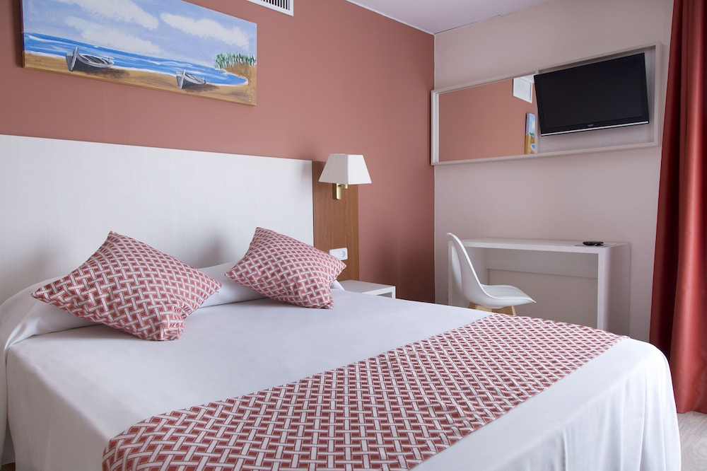 غرفة قياسية بسرير مزدوج أو سريرين منفصلين بشرفة، GHT Balmes Hotel, Aparthotel & Splash 4/10