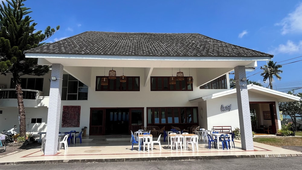 Bang Saphan Resort Hotel 4/50