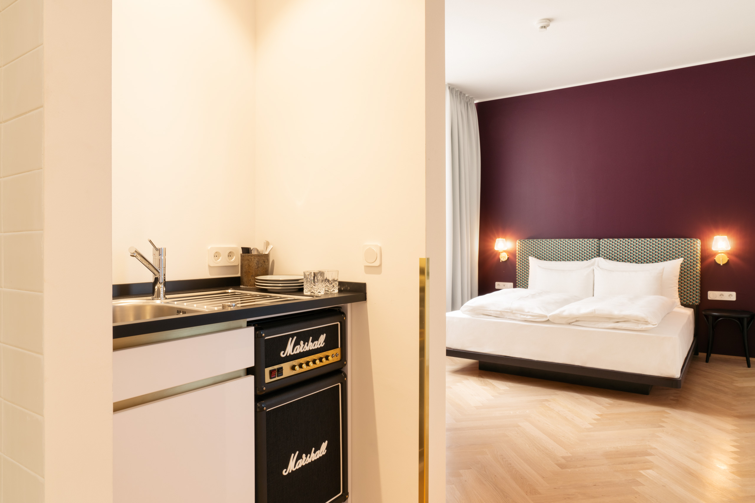 غرفة بسرير مزدوج بمطبخ صغير
