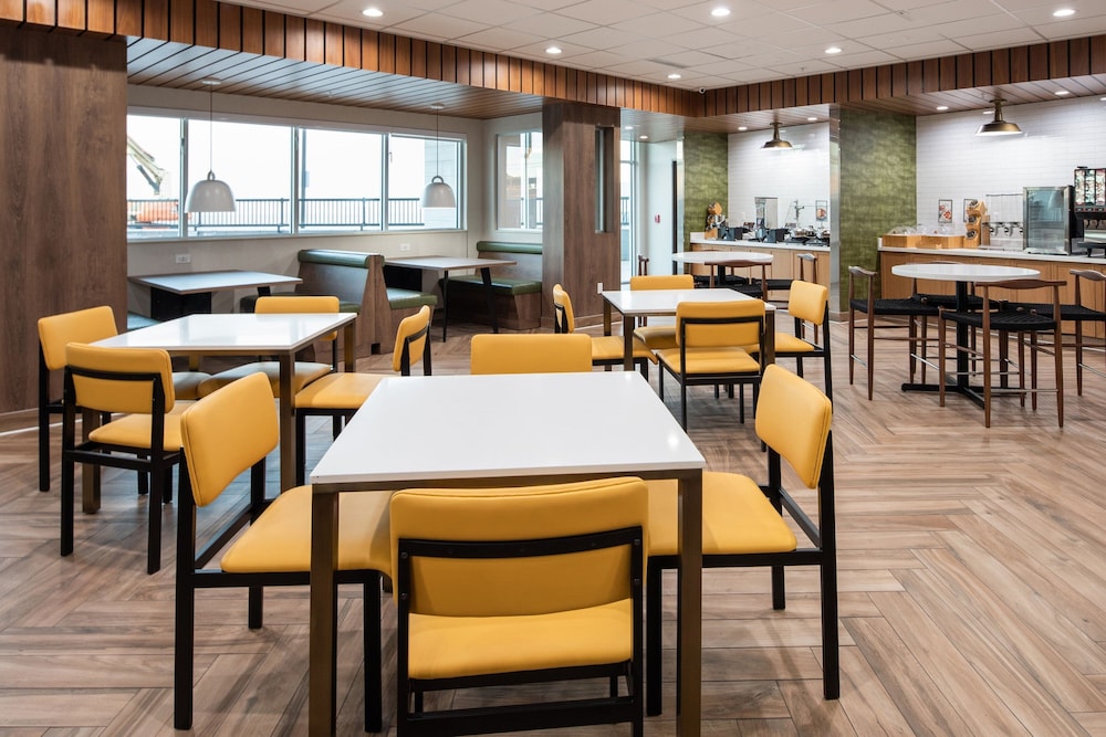 Fairfield Inn & Suites by Marriott Anaheim Los Alamitos 28/46