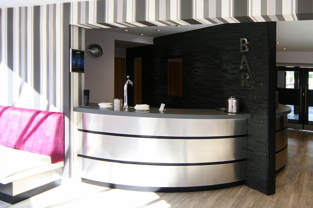 Damon S Hotel 2/33