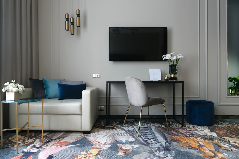 QUEEN BOUTIQUE HOTEL 51/62