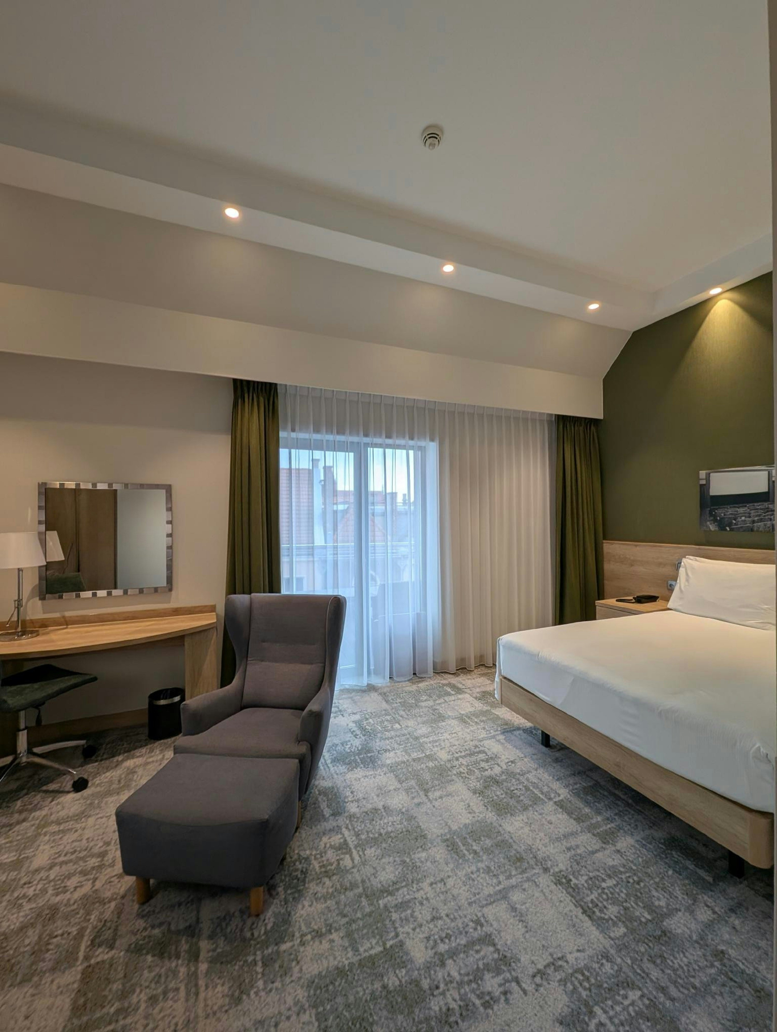 ROOM, QUEEN BED, BALCONY