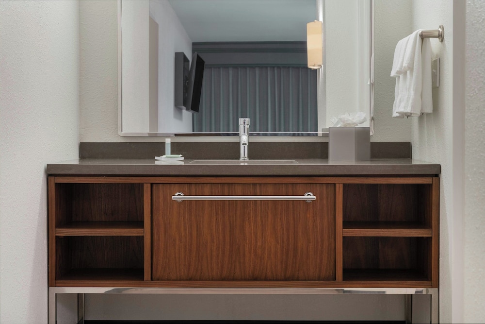 Courtyard By Marriott Providence Lincoln 6/50