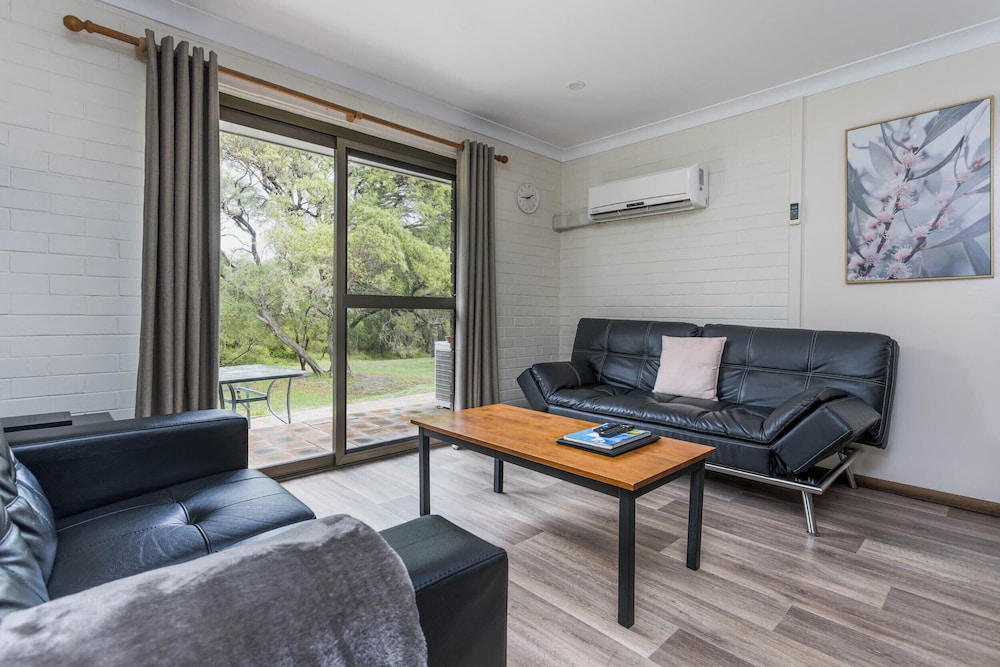 EMU BEACH CHALETS 20/35