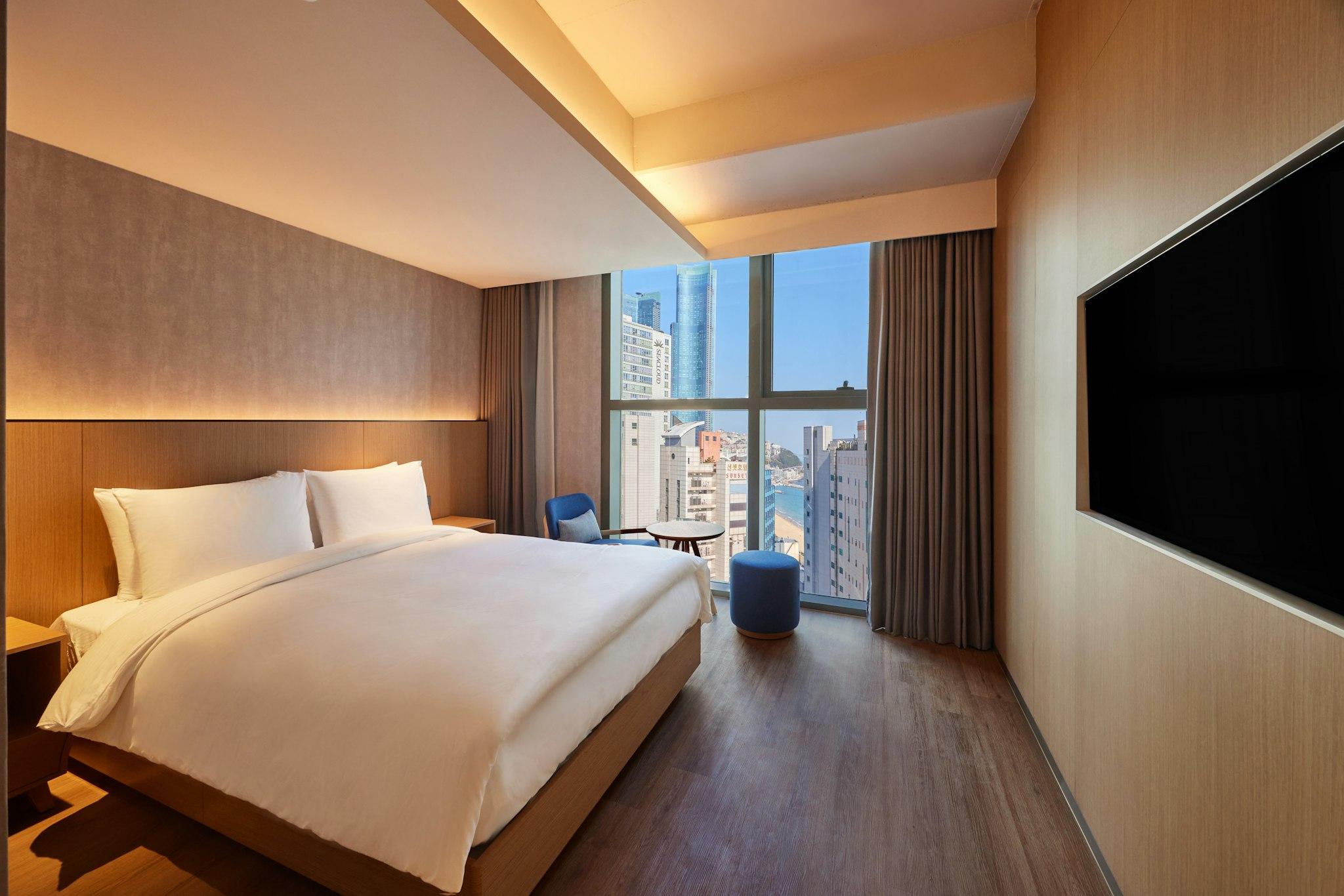 Superior, Town, Queen Bed, Ocean View