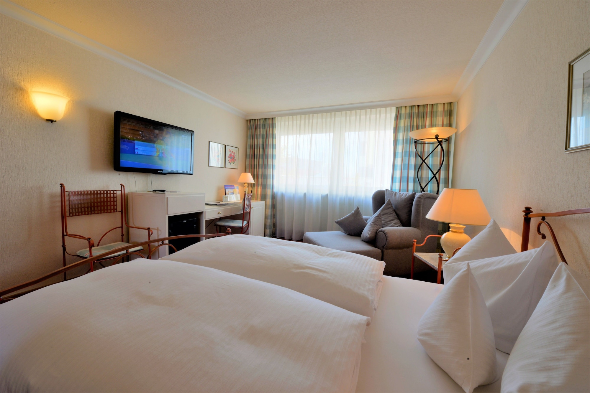TRADITIONAL, KING BED