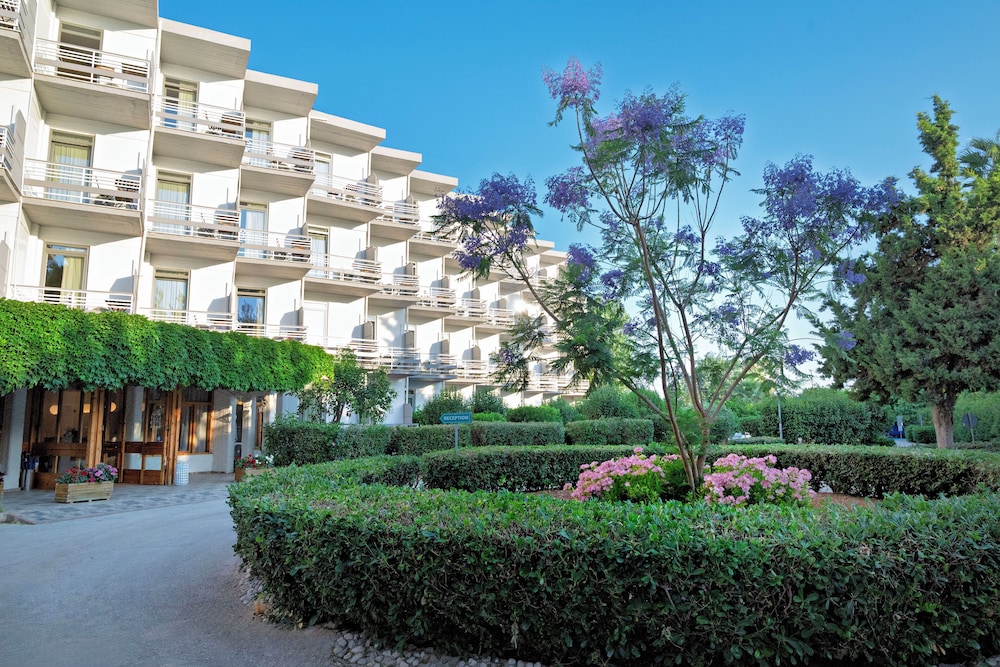 The Grove Seaside Hotel 8/66