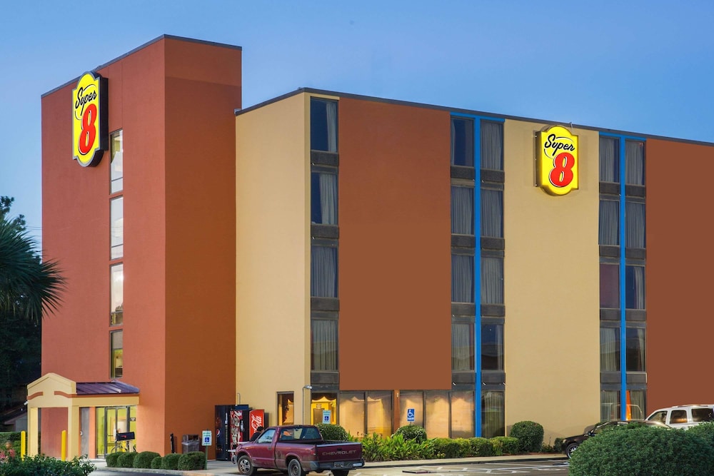 Super 8 by Wyndham Myrtle Beach/Market Common Area 3/35