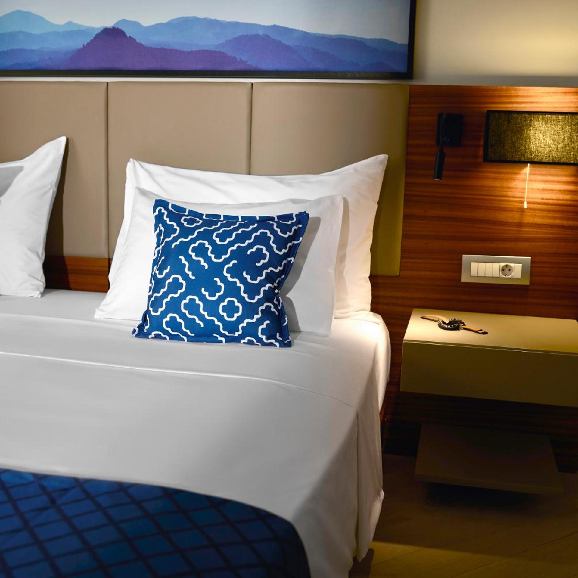 SUITE, PARTIAL SEA VIEW