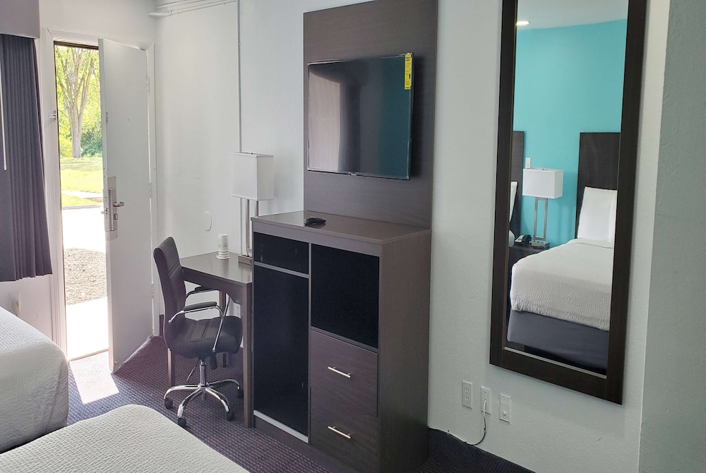 Travelodge by Wyndham Livonia/Canton/Novi Detroit Area 16/22