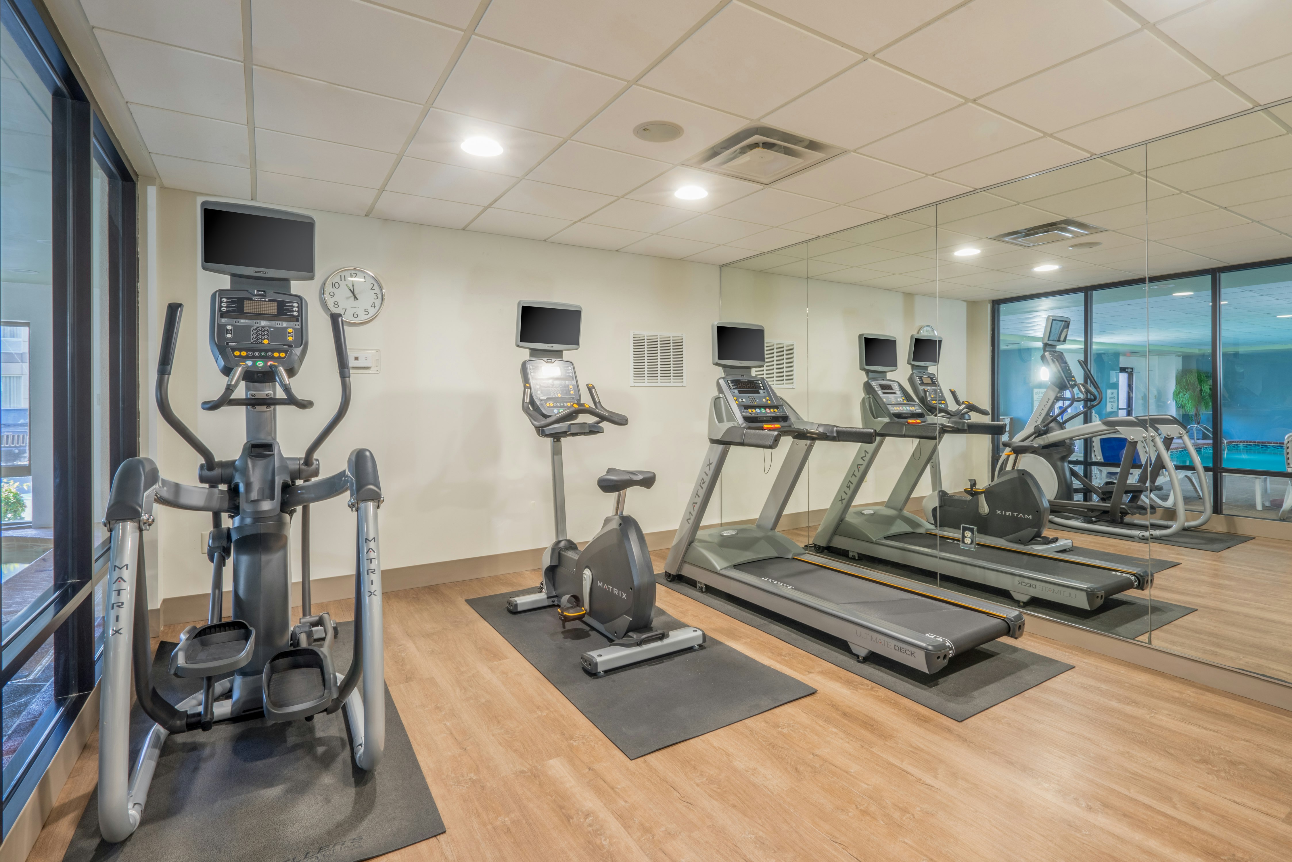 Holiday Inn Express Hotel Suites Louisville East 34/52