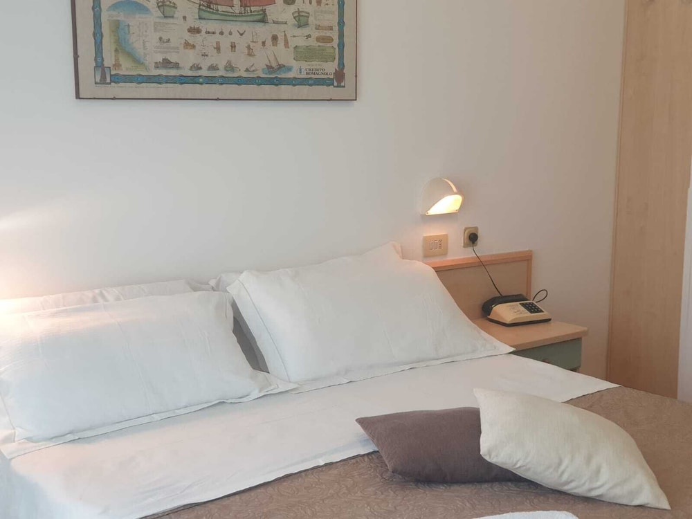 Basic, Queen Bed