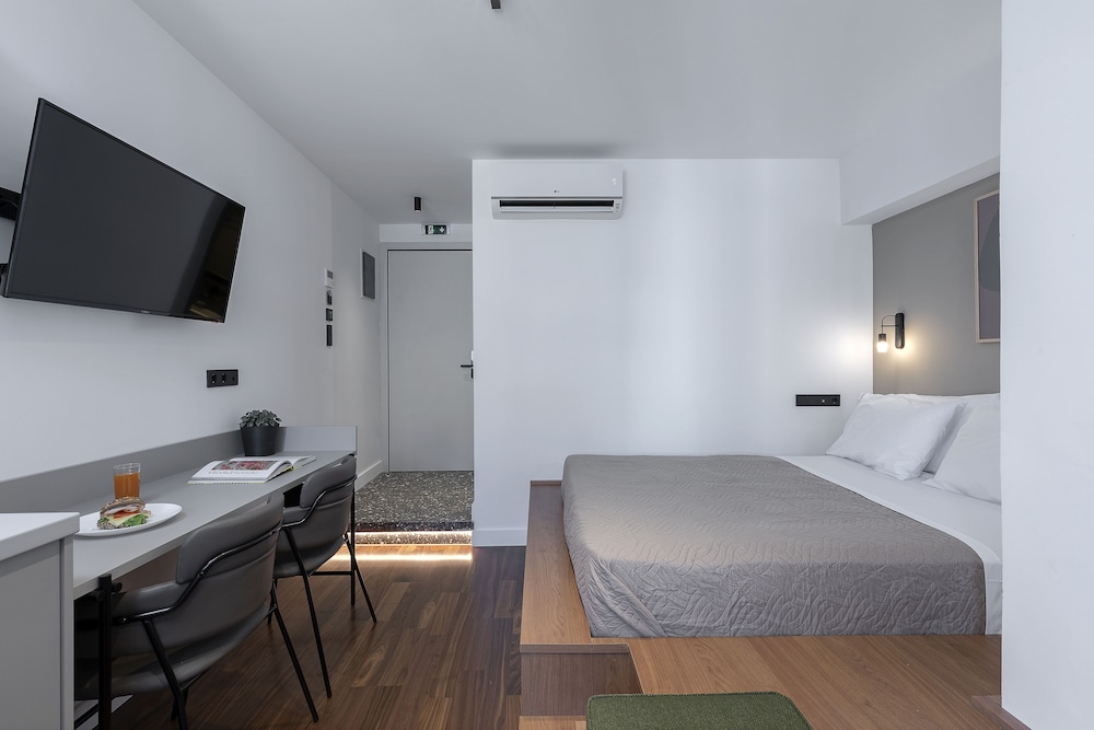 The Athenians Art Apartments 16/50