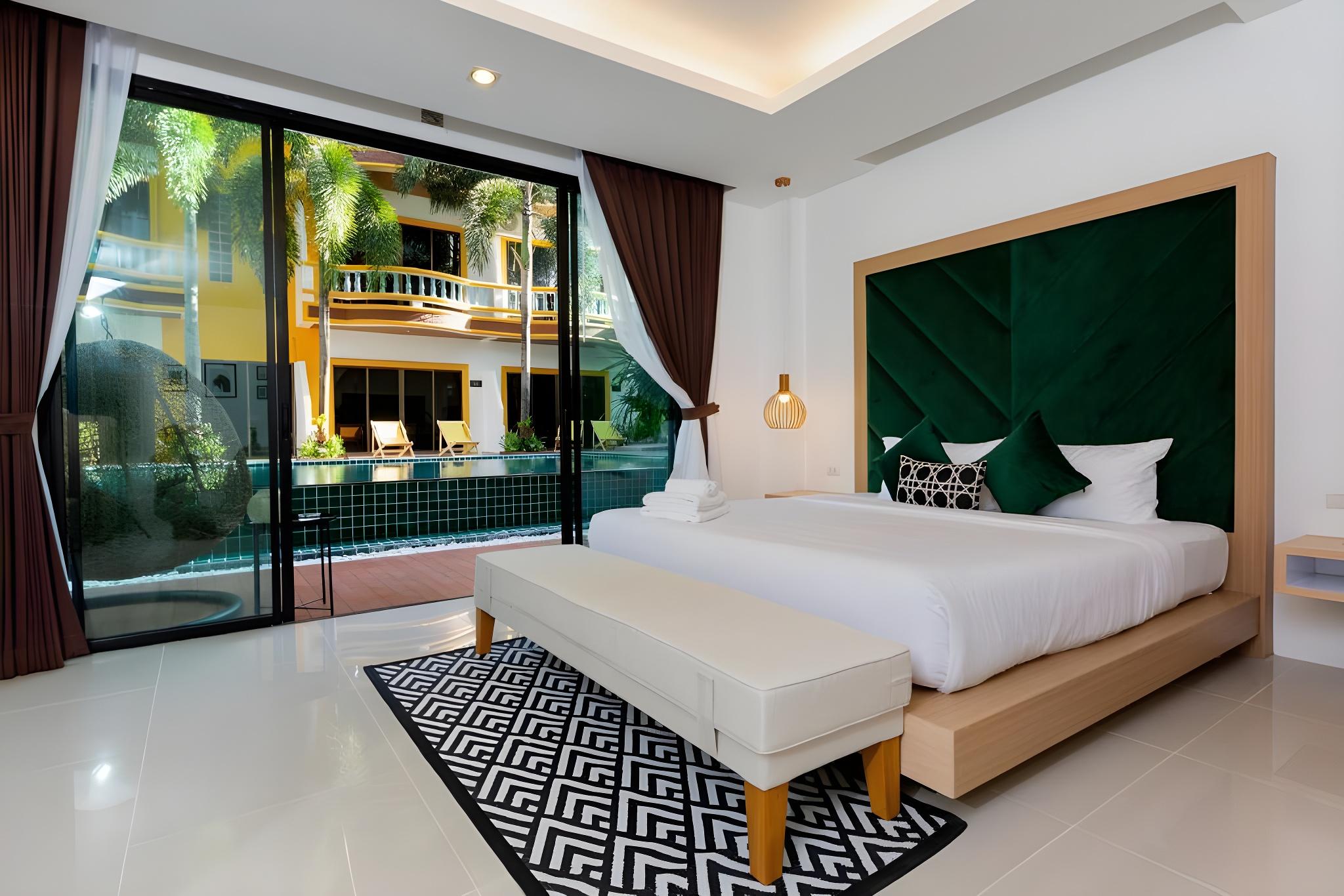 Room, King Bed, Pool Access