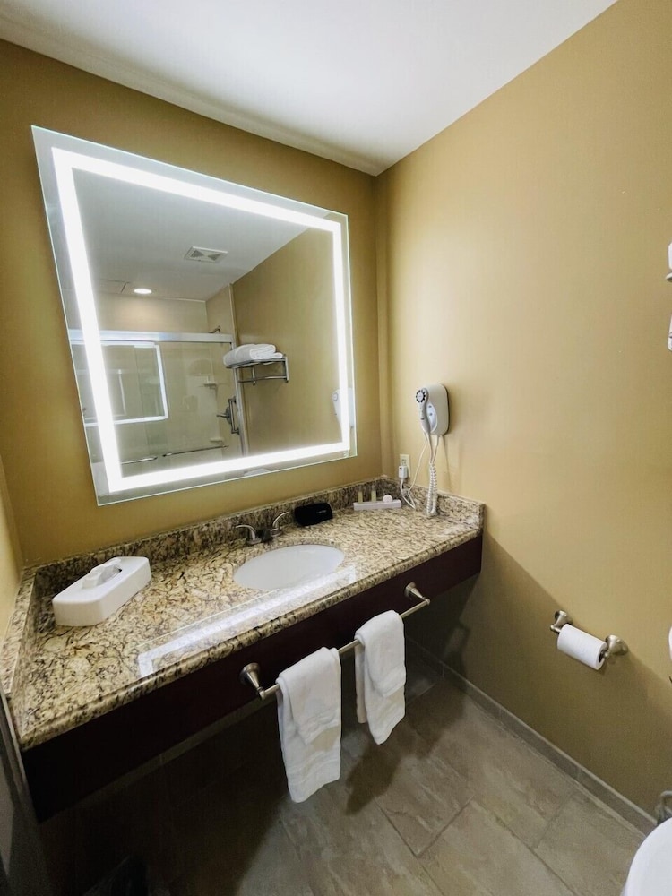 Greenville Inn Suites 61/67