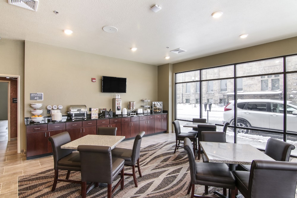 Cobblestone Inn & Suites at UW Stout Downtown Menomonie 48/54