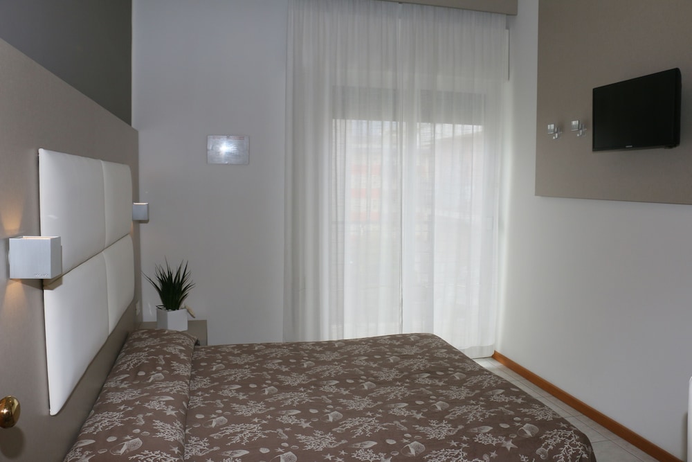Hotel Columbia &amp; Ninfea 12/50