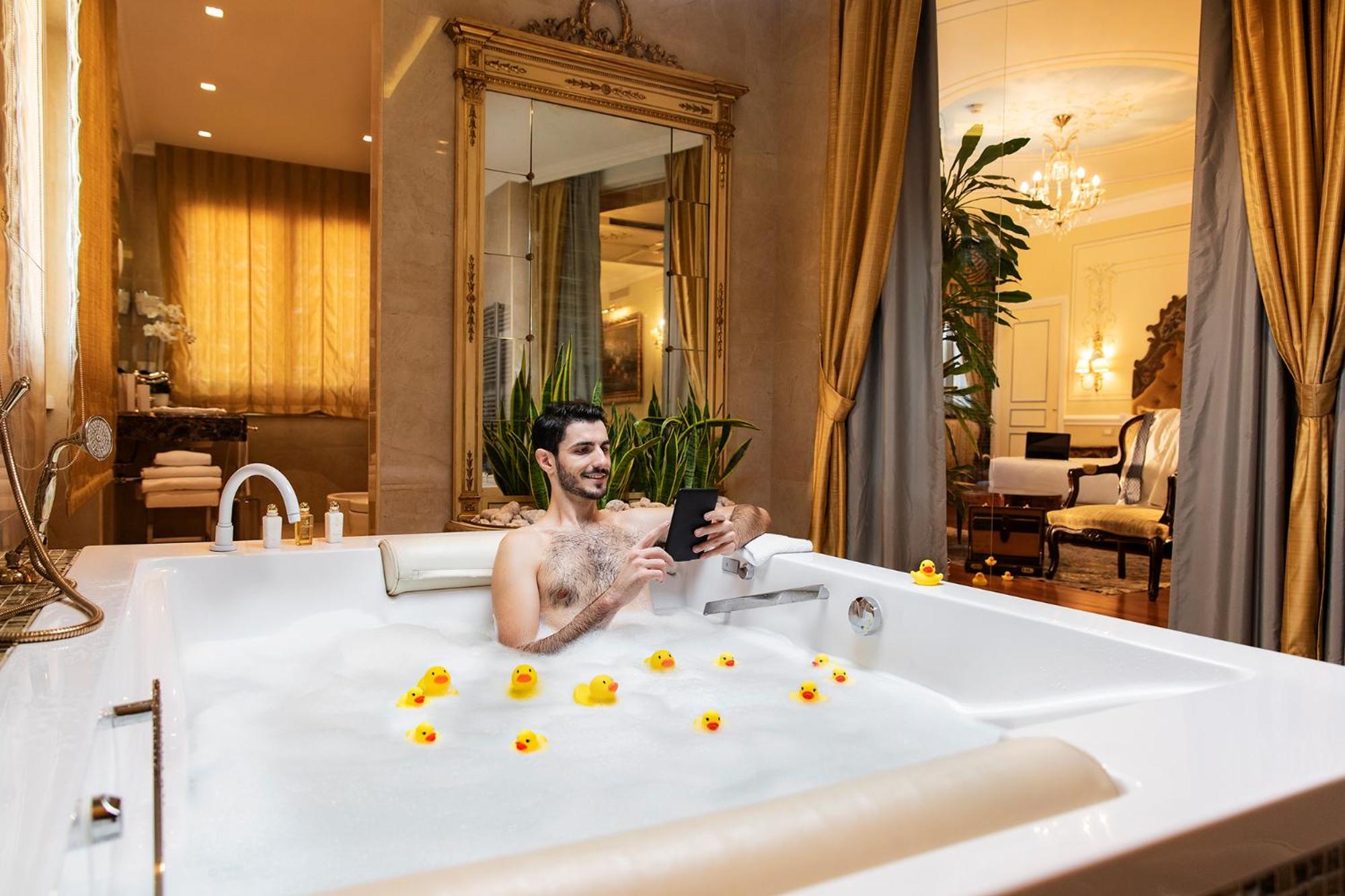 Presidential, Suite, King Bed, Square View, Terrace، Radisson Blu Ghr Hotel Rome 3/7