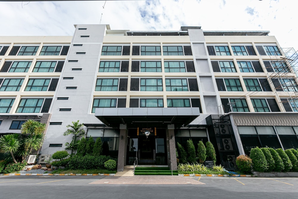 Grand Ratchapruek Hotel in PAK KRET