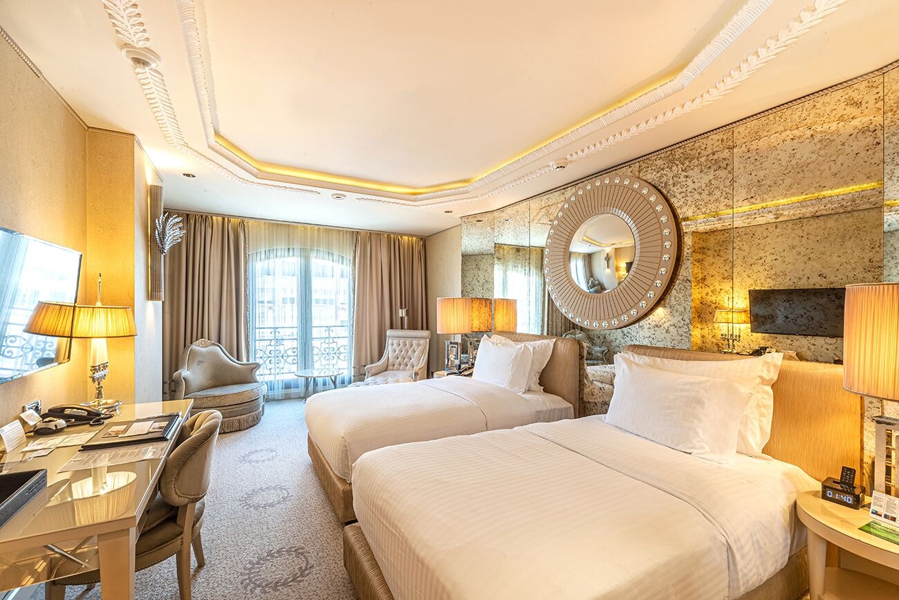 DELUXE, TWIN BEDS, PARTIAL SEA VIEW