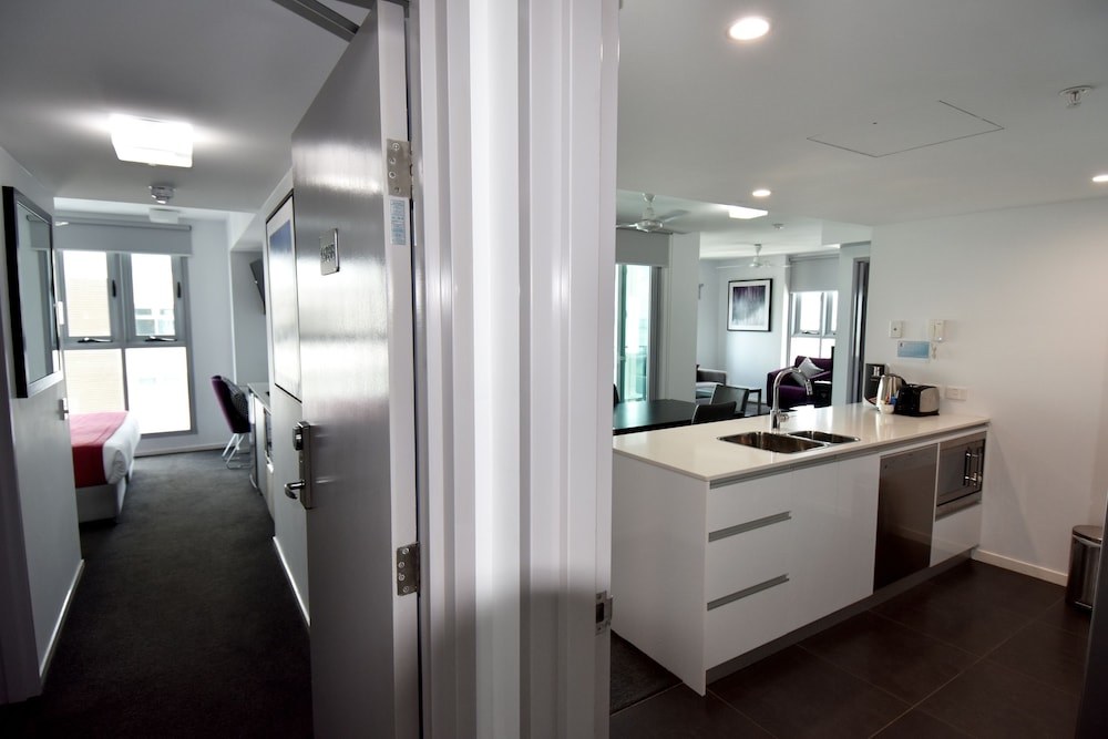 H on Mitchell Apartment Hotel 48/50