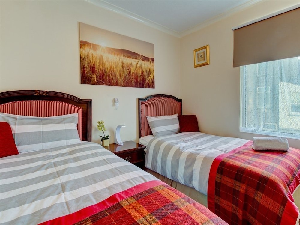 Room, Twin Beds, Shared Bathroom