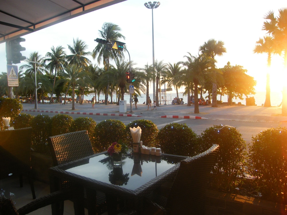 The Beach Front Resort Pattaya 64/87
