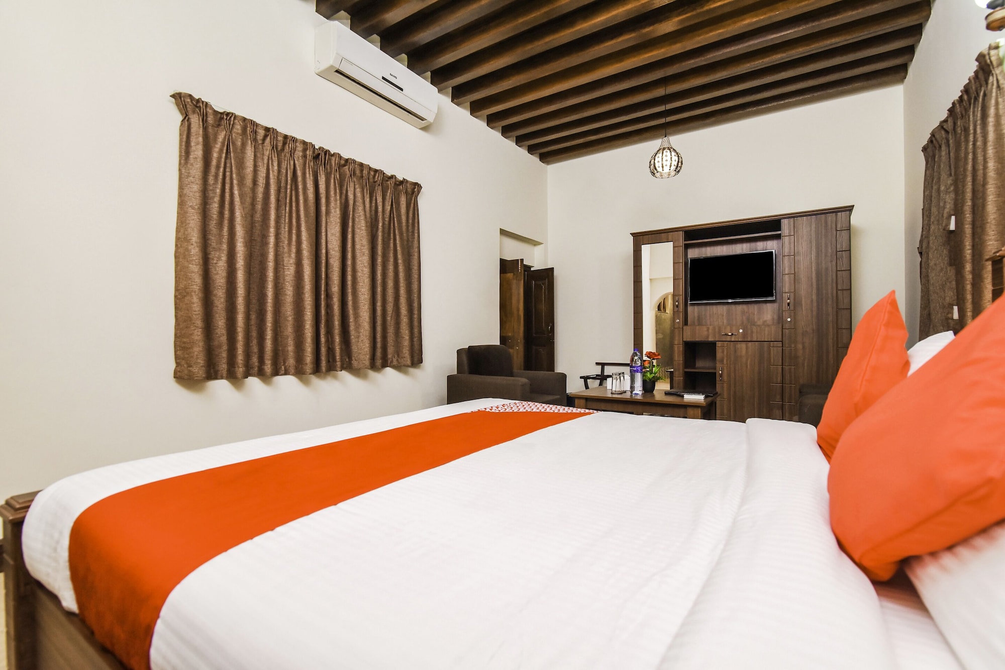 DELUXE, KING BED