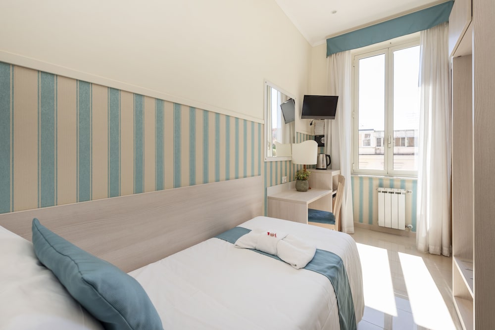 ROOM, SINGLE
