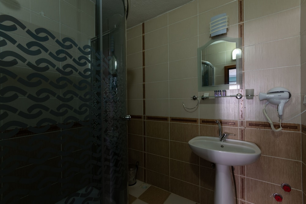 Rebetika Hotel 63/67