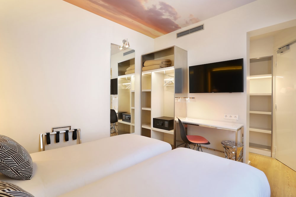 CLUB, TWIN BEDS