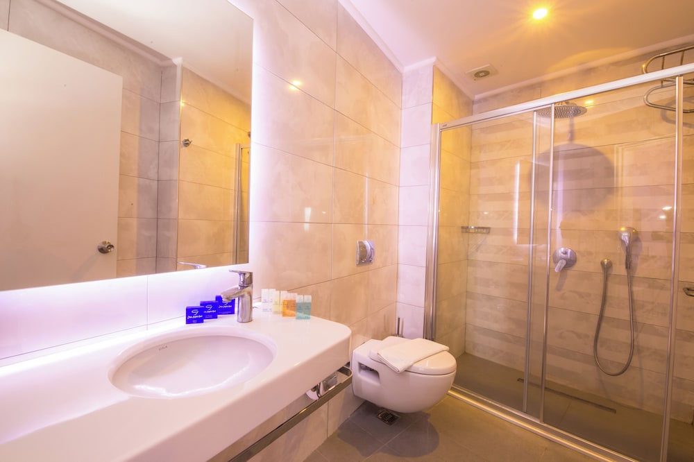 غرفة بسرير كوين بإطلالة على البحر، Datca Sapphire Hotel 3/3