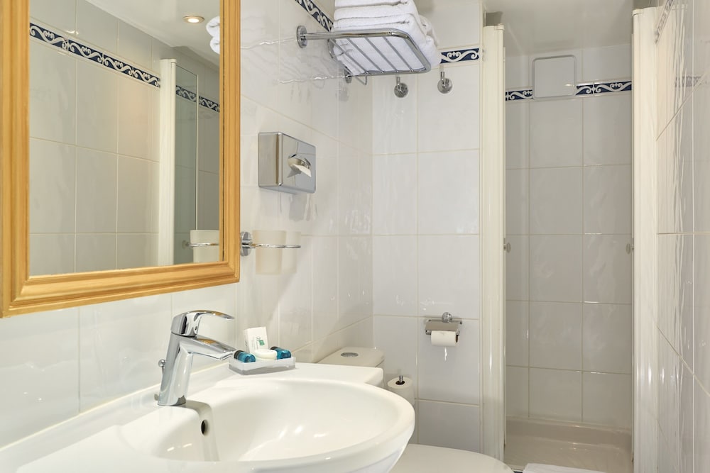 Austin's Arts et Metiers Hotel 58/61