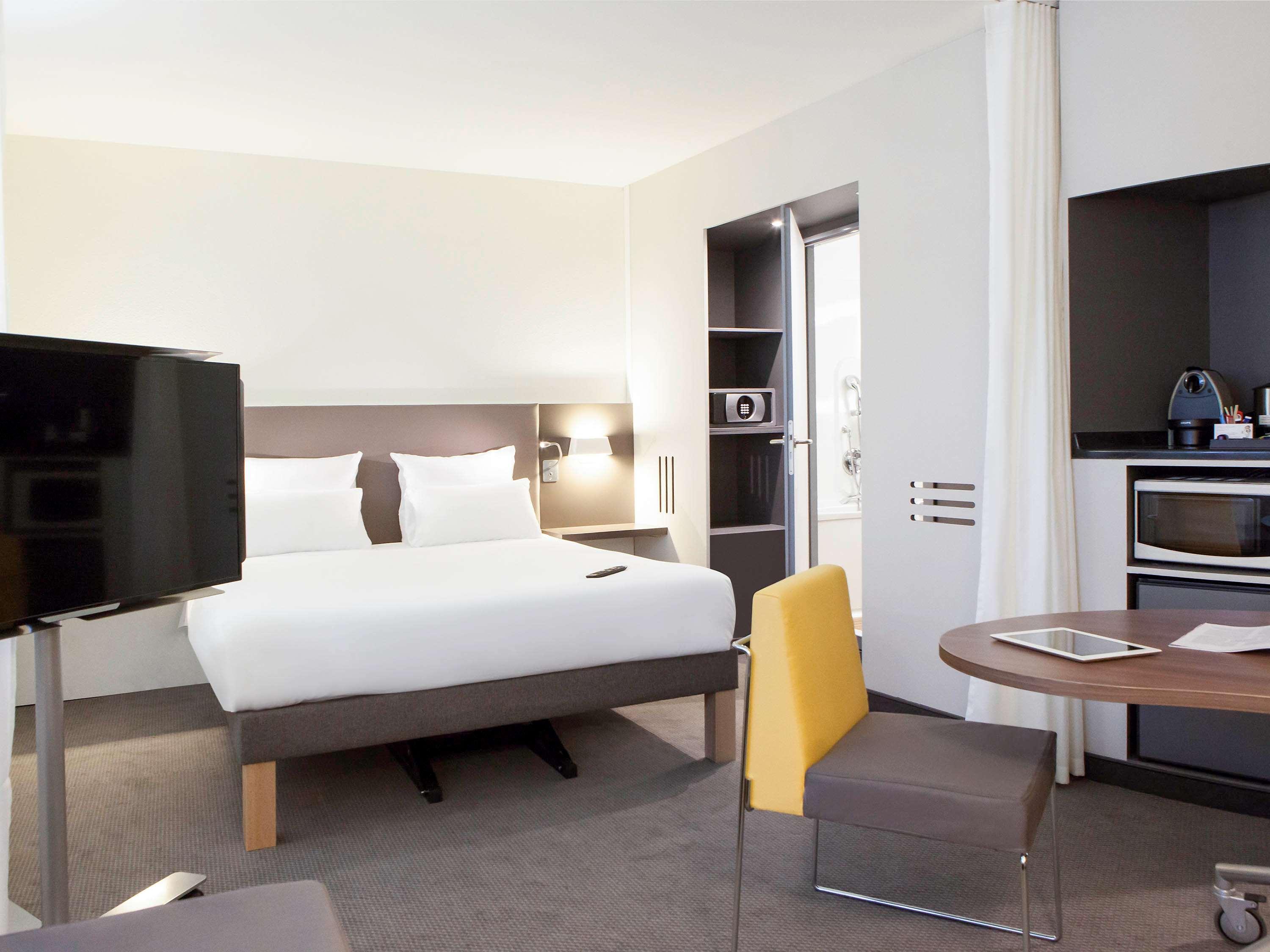EXECUTIVE, SUITE, 1 DOUBLE AND 1 SINGLE BED, SOFA