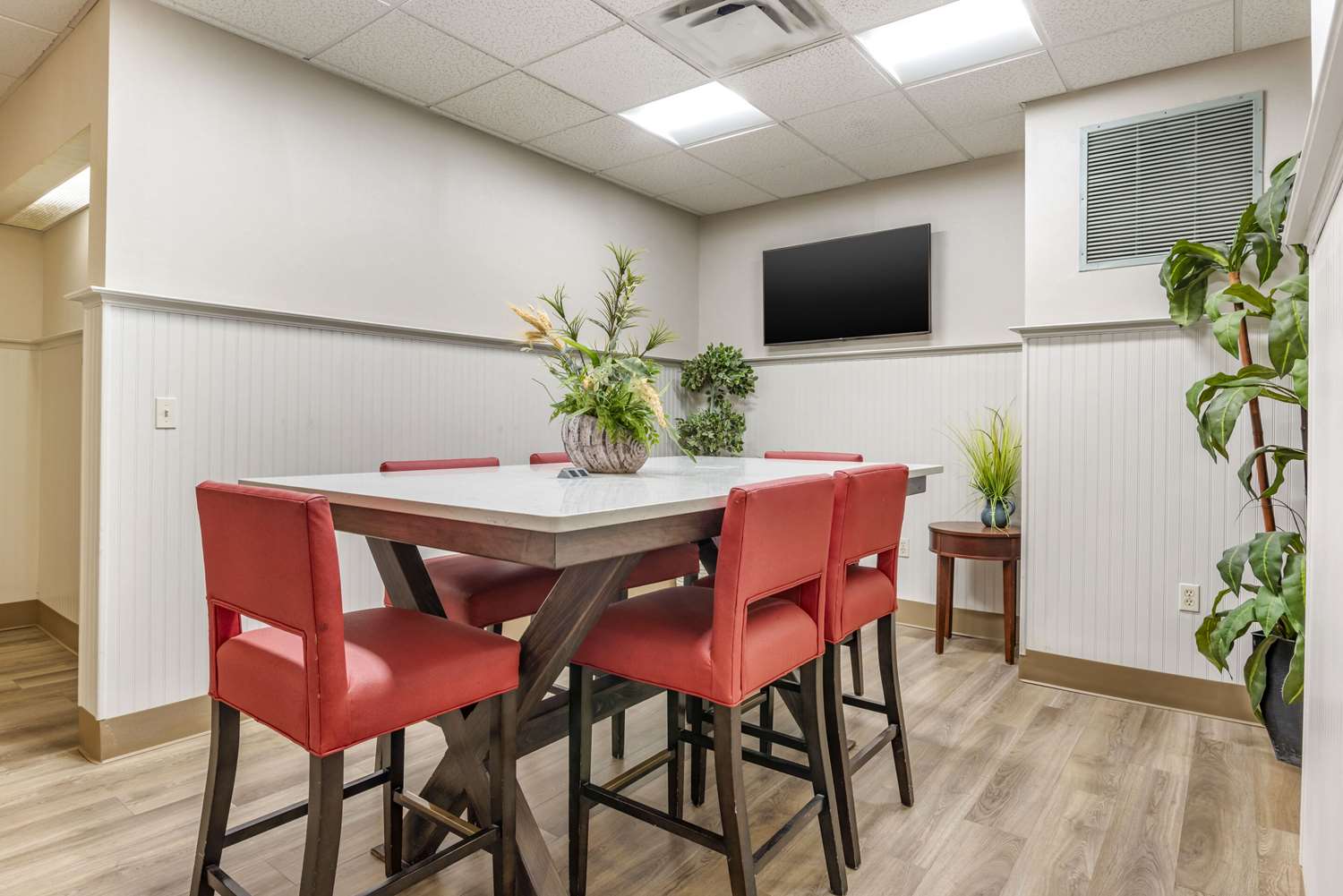 MainStay Suites Ocean City West, MD 33/38